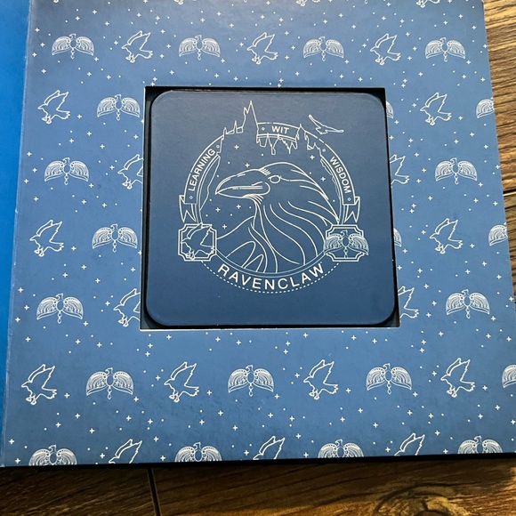 Harry Potter Hogwarts Coaster Book - Gold and Black - Picture 6 of 8